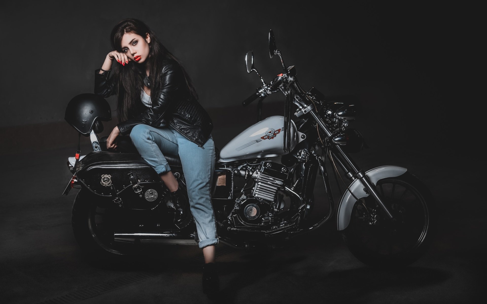 Biker girls: style and drive brings the glow — live moments in New York