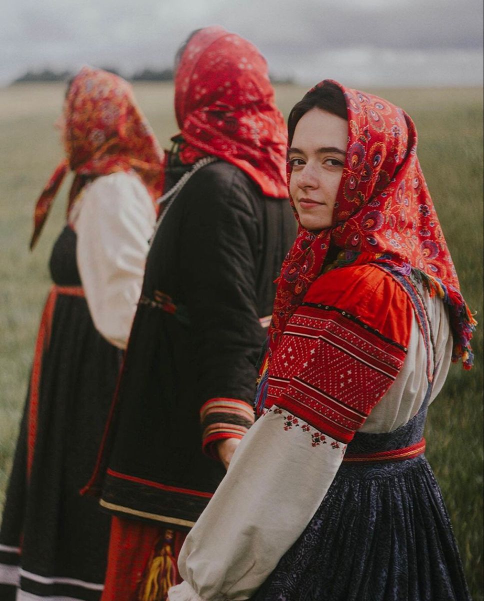 Women in Slavic costumes’s look of the day — catch her live in New York