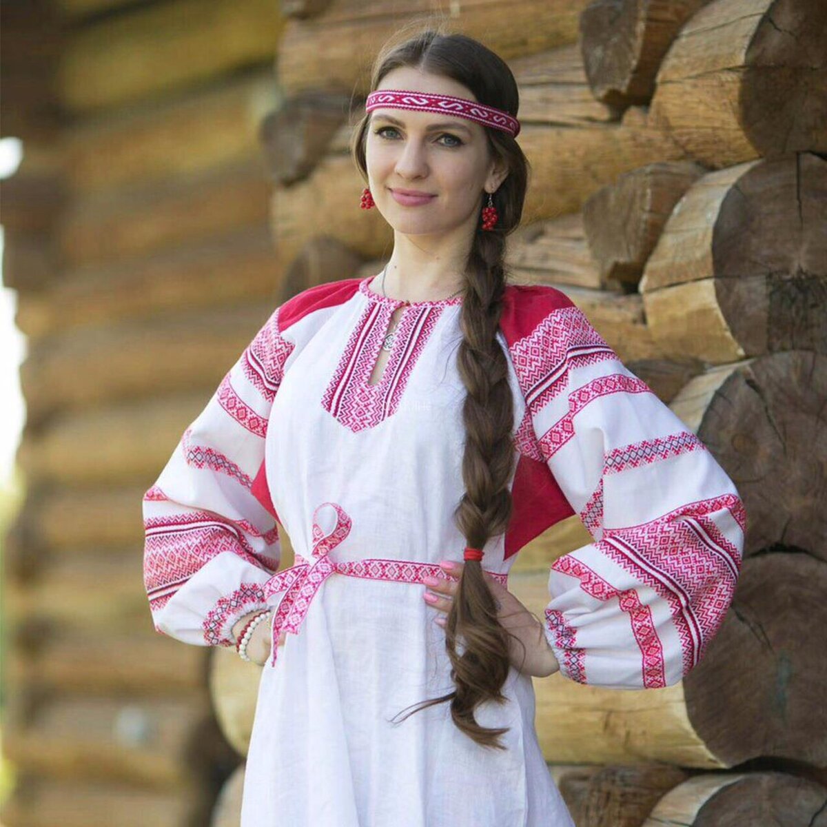 Girls in Slavic costumes brings the glow — live moments in New York